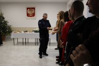 Komendant Powiatowy Policji w Sokółce dzieli się opłatkami z pracownikami.