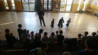 Policjanci prezentują wspólnie z dziećmi bezpieczne postawy