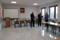 Wręczenie pamiątki przez Komendantów Komendy Powiatowej Policji w Sokółce odchodzącemu na emeryturę policjantowi.
