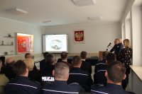 Komendant Powiatowy Policji w Sokółce prowadzi kolejną część prezentacji.