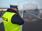 Policjant mierzy prędkość nadjeżdżającego pojazdu. W prawym górnym rogu gwiazda policji z napisem Sokółka.