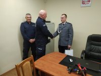 Zastępca Komendanta Powiatowego Policji w Sokółce przekazuje kierownikowi gratulacje.