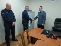 Komendant Powiatowy Policji w Sokółce składa gratulacje kierownikowi.