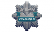 Widoczna odznaka policjanta z napisem Policja