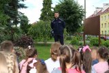 Policjant w trakcie zajęć profilaktycznych z dziećmi przebywającycmi na półkoloniach w Dąbrowie Białostockiej.
