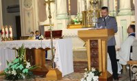 Komendant Komisariatu Policji w Dąbrowie Białostockiej w trakcie śpiewania psalmu podczas liturgii w Sanktuarium Świętego Antoniego Padewskiego,