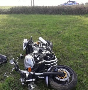 Motocyklista wypadł z jezdni na łuku drogi.