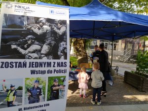 Policjantka promuje noszenie elementów odblaskowych podczas obchodów 100-lecia Bitwy Niemeńskiej w Sokółce.