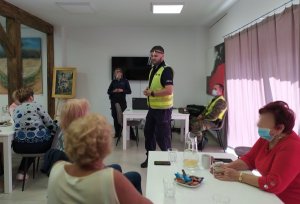 Sokólscy policjanci prowadzą spotkanie profilaktyczne dla seniorów w ramach europejskiej akcji Roads Safety Days.