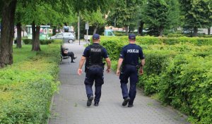 Policjanci pełnią służbę w patrolu pieszym na terenie miasta.