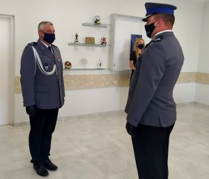 dwóch policjantów stojących naprzeciw siebie