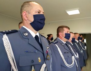 policjanci stojący obok siebie na twarzy maseczki