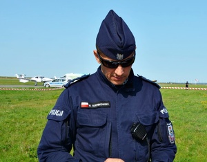 Policjant w mundurze.