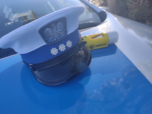 urządzenie do badania trzeźwości i czapka policjanta ruchu drogowego.