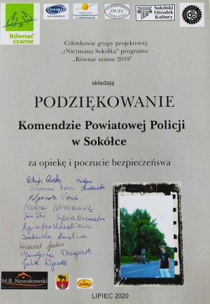 Podziękowania Komendzie Powiatowej Policji w Sokółce za opiekę i poczucie bezpieczeństwa od członków grupy projektowej &quot;(Nie)znana Sokółka&quot; programu &quot;Równać szanse 2019&quot;.