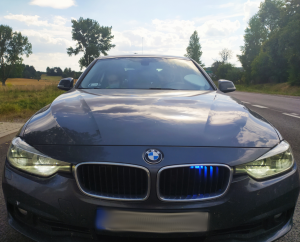 Policjantki w nieoznakowanym radiowozie prowadzą czynności związane z kontrola drogową.