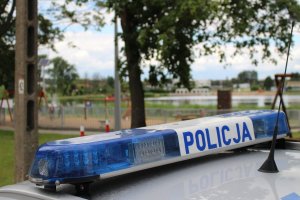 Policjanci w patrolu zmotoryzowanym patrolują teren OSIR-u w Sokółce.