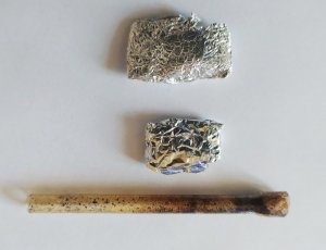 Lufka oraz zawiniątka z folii aluminiowej z zawartością narkotyków.