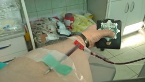 Policjant Komendy Powiatowej Policji w Sokółce oddaje krew 9-letniemu Gabrysiowi choremu na białaczkę.