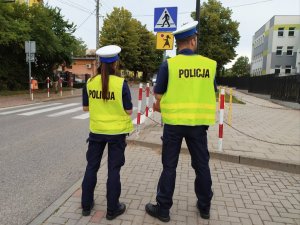 Policjanci z sokólskiej drogówki sprawdzają poprawność oznakowania przejść dla pieszych w rejonie szkół.
