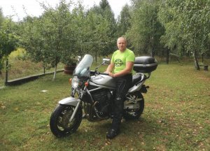Podkomisarz Mirosław Turko spędza czas wolny od służby jeżdżąc na motocyklu.