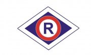 Policyjne logo Wydziału Ruchu Drogowego z literą &quot;R&quot; umieszczona centralnie.
