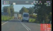 Kadr z nagranie wideorejestratora ukazujące niebezpieczny manewr wyprzedzania samochodu ciężarowego.