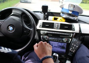 widok na kierownicę i deskę rozdzielczą pojazdu na desce leży alcoblow