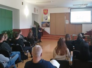 policjantki prowadzą spotkanie profilaktyczne dla młodzieży Zespołu szkół Rolniczych w Sokółce.