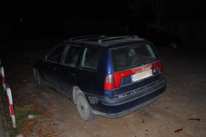 Samochód osobowy koloru ciemnogranatowego ze zniszczona tylna klapą.