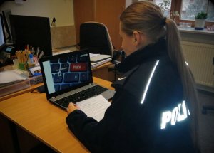policjantka korzysta z laptopa