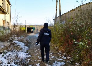 Policjantka patroluje pustostany