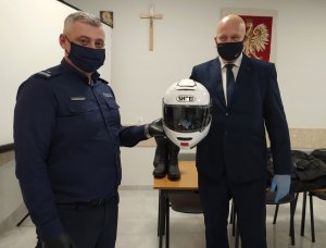 w-ce Starosta Powiatu Sokólskiego przekazuje Komendantowi Powiatowemu Policji w Sokółce kask motocyklowy