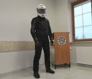 Policjant w stroju motocyklowym