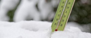 termometr umieszczony w śniegu