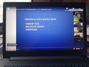 Zrzut ekranu ze spotkania on-line z rodzicami w ramach profilaktyki w cyberprzestrzeni. Zagrożenia online dla dzieci i młodzieży.