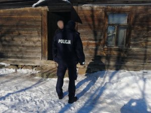 Policjant przed nim starszy mężczyzna