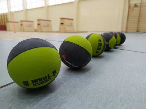 Piłki lekarskie w sali gimnastycznej