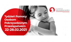 dziewczynka przytulająca kobietę napis na czerwonym tle tydzień pomocy osobom pokrzywdzonym przestępstwem 22-28.02.2021  po prawej stronie napis fundusz sprawiedliwości