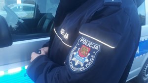 Kadr zdjęcia policjanta umundurowanego - ramię z emblematem - Komendy Powiatowej Policji w Sokółce