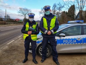 policjantka i policjant w tle radiowóz