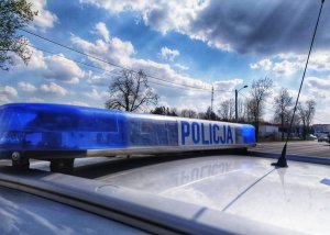 górna lampa błyskowa radiowozu z napisem policja