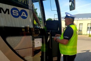 policjant wchodzący do autobusu
