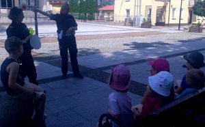 policjantki przed nią grupa dzieci