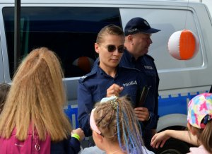 Radiowóz policjanci i dzieci.