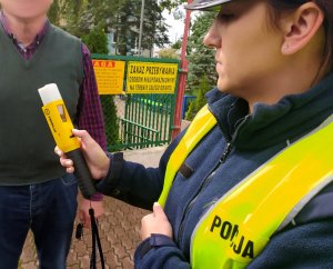 policjantka sprawdza stan trzeźwości mężczyzny za pomocą urządzenia iblow