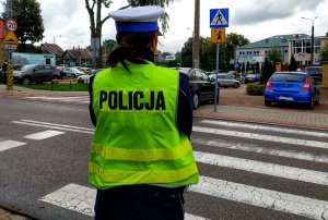 policjantka przed przejściem dla pieszych