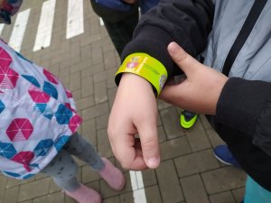 odblask na przedramieniu dziecka