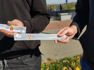 opaski odblaskowe z logo policyjnym oraz herbem Sokółki