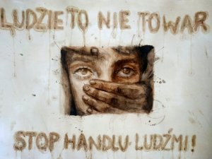 plakat - kobieta z zakrytymi ustami napis stop handlu ludźmi